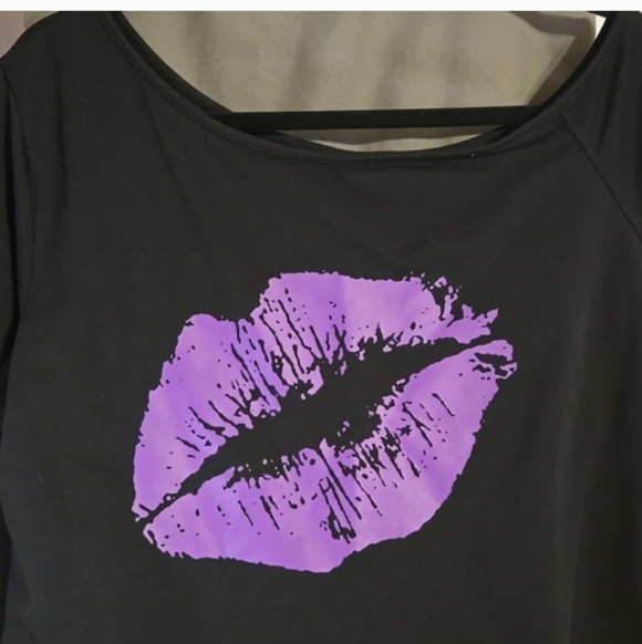 1 Left!! 💋Black Off The Shoulder Long Sleeve Sweatshirt With Purple Lips - Picture 2 of 2
